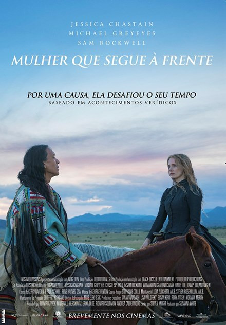 Mulher Que Segue  Frente